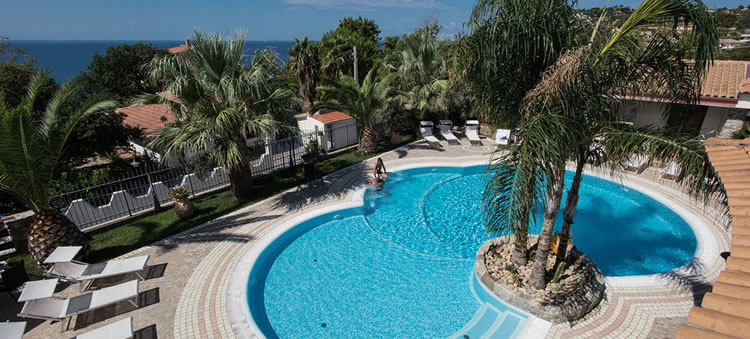 Hotel Village Eden a Capo Vaticano la piscina dall'alto