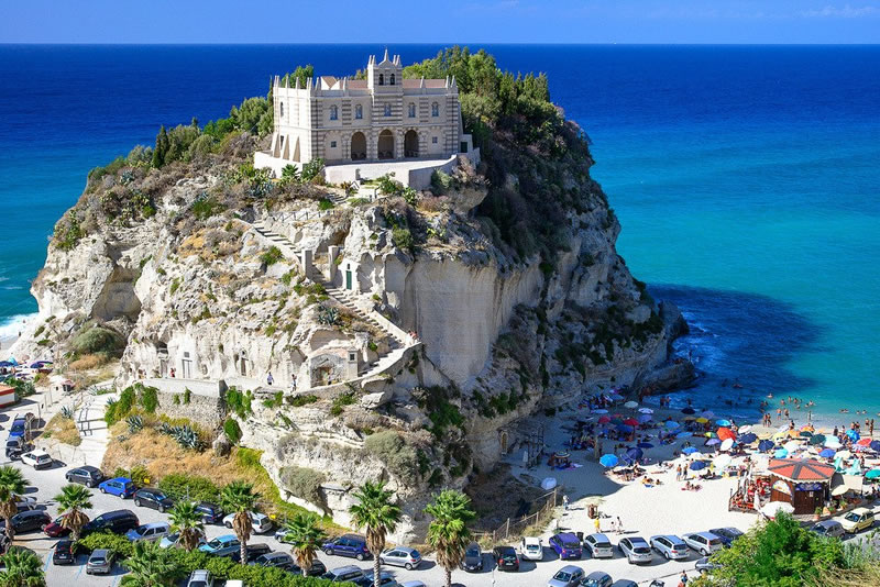 Santuario di Santa Maria dell'Isola che ha come sfondo il mare cristallino di Tropea