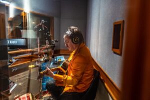 Voltarelli in studio durante la registrazione del nuovo disco (foto di Francesca Magnani)